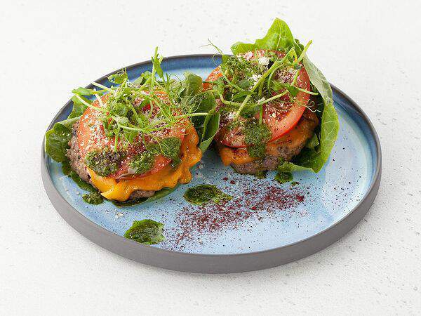 AVO Kitchen & Bar - Двойной зож-бургер с котлетой из маринованной говядины на листьях латука