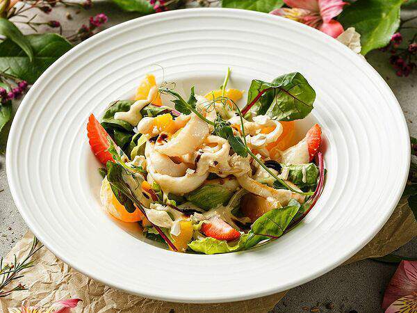 Вэлфед - Салат из манго, кальмаров и микс салата