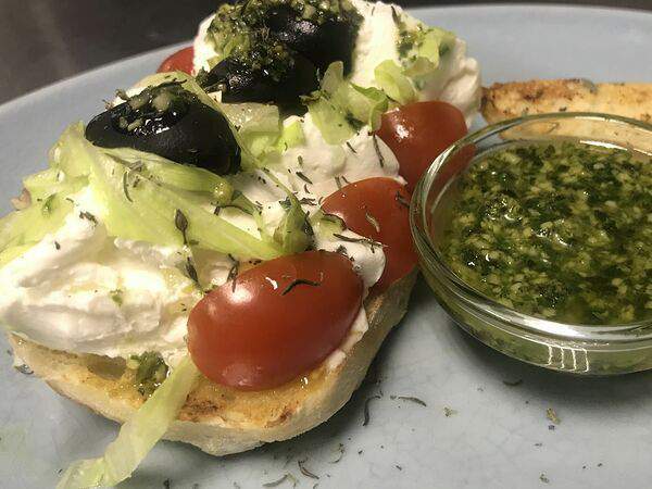 Полли - Брускетта со сливочным сыром и помидорами