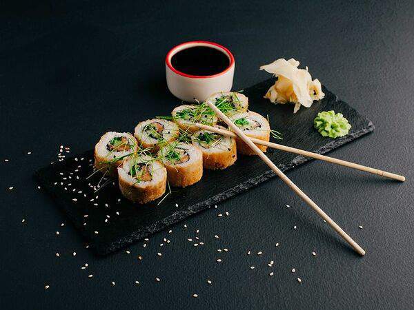 Молодость Kitchen & Bar - Теплый ролл с угрем и лососем