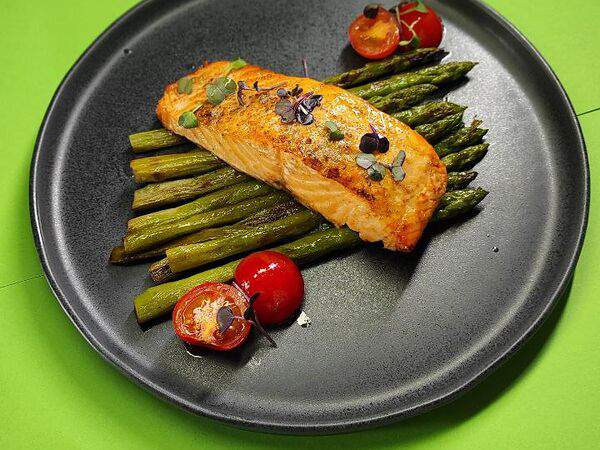 Take Eat Easy - Стейк лосося со спаржей на гриле