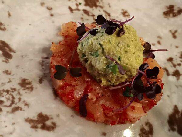 Рыбы бы - Тартар из лосося с мятым авокадо и икрой