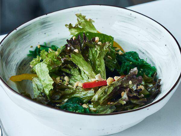 Фитнес-кафе от X-Fit - Микс-салат с чукой и ореховой заправкой