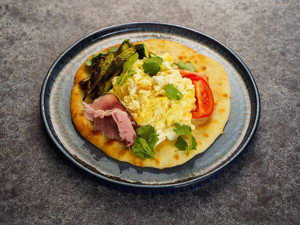 Грузинское бистро Ваха-Лавка - Скрамбл с запеченным авокадо и свежими овощами