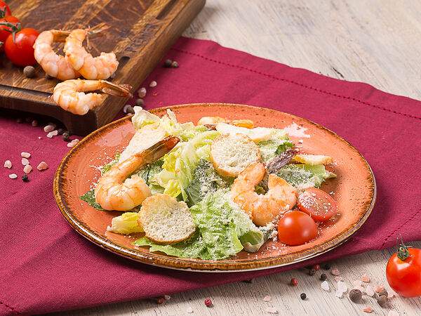 Premier & Only - Салат Цезарь с тигровыми креветками