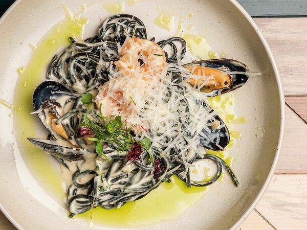 Eat Meet - Нери с морепродуктами и чернилами каракатицы