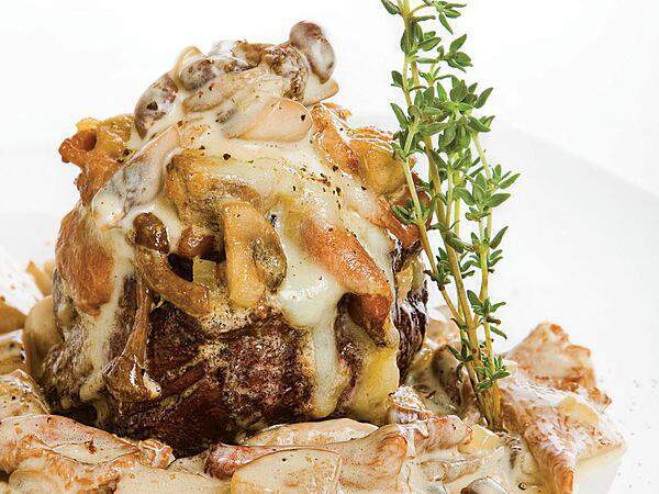 Труффальдино - Филе Миньон, запеченное с грибным Жульеном