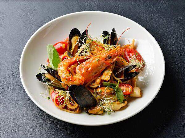 Ресторан Чеснок - Спагетти с креветкой Лангустино, мидиями в створках, кальмарами