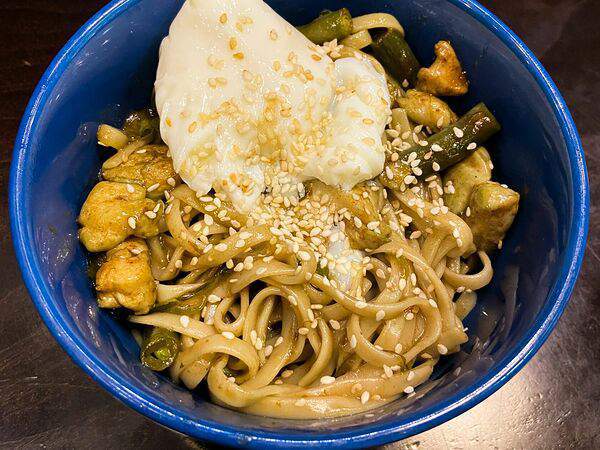 #Trava кофейня со вкусом - Вок с курицей и яйцом пашот