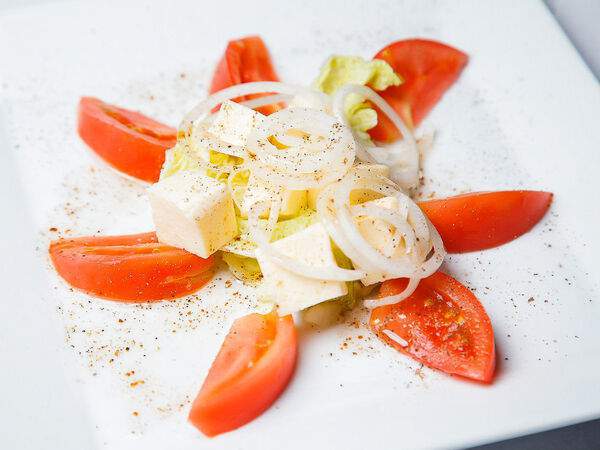 Хачапурная №1 - Салат из помидоров со свежей брынзой