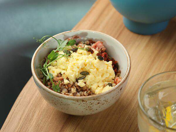 Знакомое место - Каша гречневая с беконом и скрэмблом