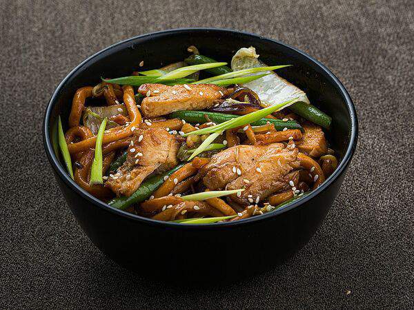 Халасё - Лапша с курицей в соусе сорго