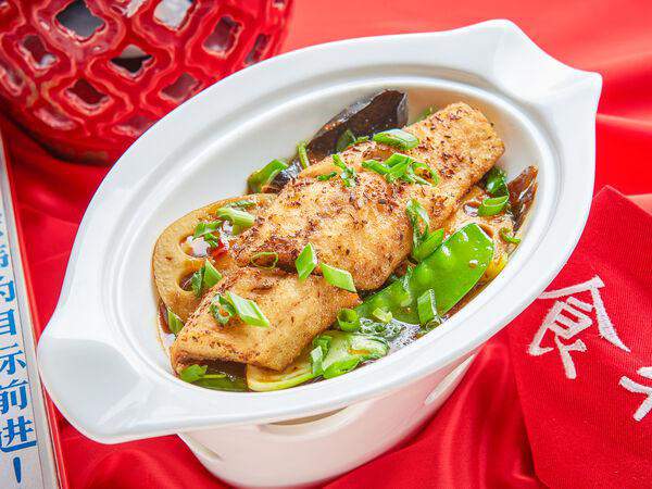 Китайская грамота - Хрустящий сибас с черными грибами, корнем лотоса и салатом бок-чой