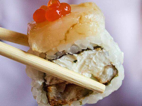 Море в коробке - Роллы с гребешком, угрем и красной икрой