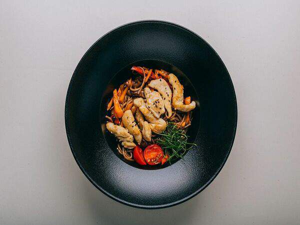 Wooden - Вок с цыпленком и гречневой лапшой