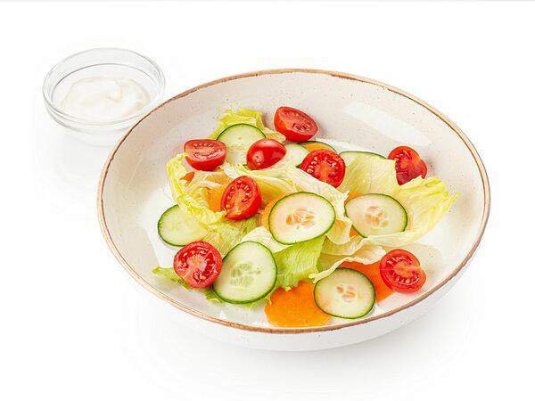 Шоколадница - Овощной салат с огурцами, черри и морковью