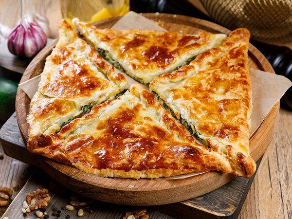 Мангал & гриль - Хачапури со шпинатом и сыром сулугуни