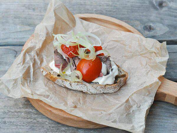 Zoom cafe - Брускетта с ростбифом и соусом из тунца