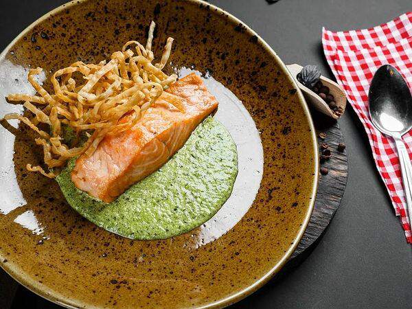 Б&Б Бар - Лосось на гриле с соусом Белое вино и Песто