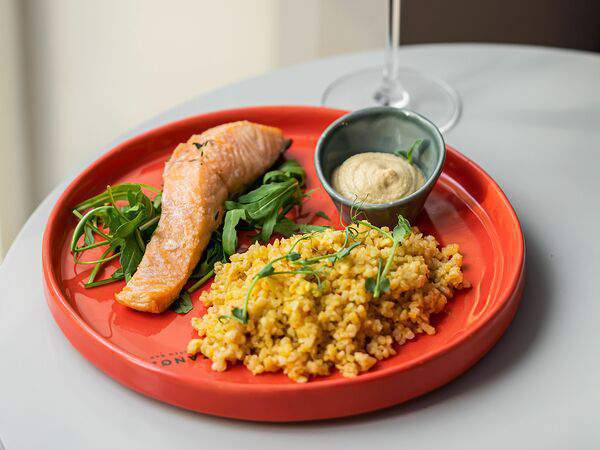 Zanoza Open Bar - Лосось с орехово-цитрусовым соусом и булгуром