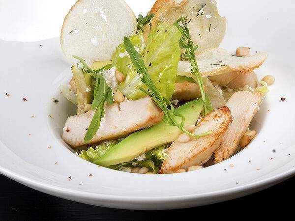 Terra - Салат из курицы, авокадо с кедровыми орешками и заправкой из сыра креметте