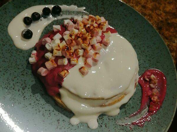 Coffee Cake - Панкейки с малиновым соусом, свежими ягодами и маршмеллоу