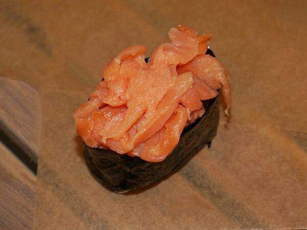 Kaikan - Гункан с копченым лососем