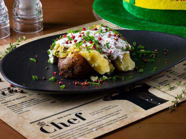 Дублин - Запеченный картофель с чесночным соусом и зеленью