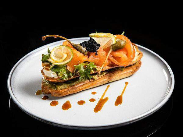 Café Brasserie - Эклер с лаймовым крем-чизом, гуакамоле и лососем