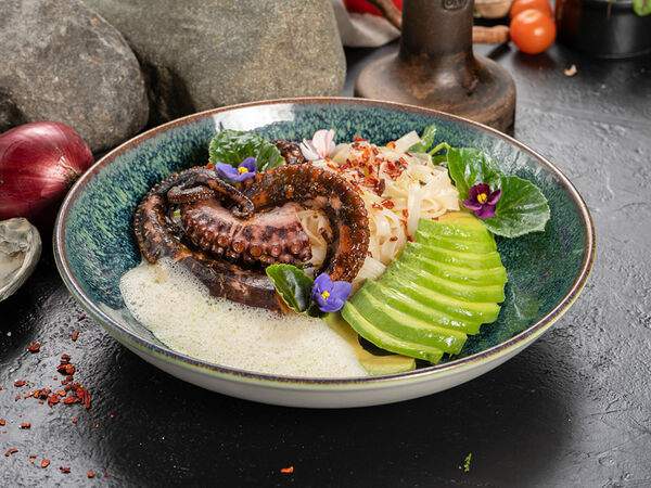 Golden Coffee - Осьминог с лапшой и авокадо