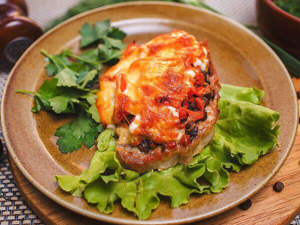 Две хижины - Свиная отбивная с грибами и овощами