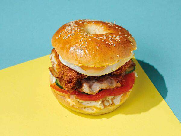 Корица - Бейгл с курицей и беконом