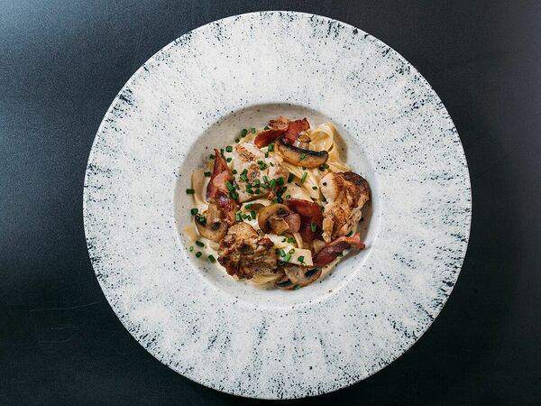 Прага - Паста с цыпленком и беконом в соусе Чеддер