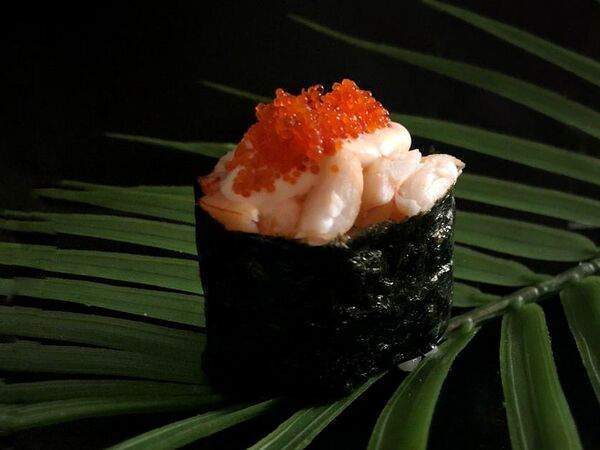 Mushu - Гункан с креветкой, японским майонезом, икрой тобико