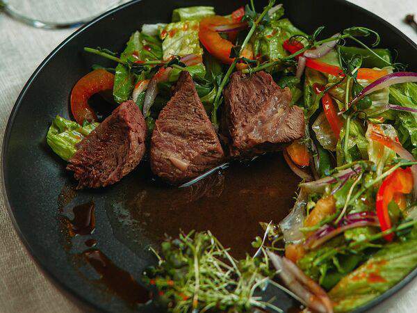 Мишлен - Стейк-салат с говяжьими щечками