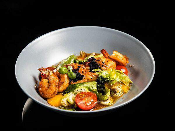 Café Brasserie - Салат с глазированными креветками и соусом лемонграсс