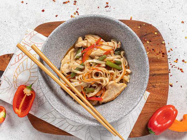 Империя Пиццы и Суши - Пшеничная лапша с курицей