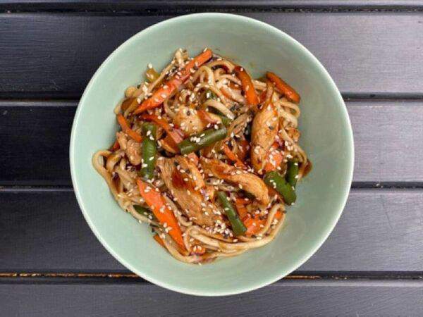 Fish.Box - Лапша с курицей в кисло-сладком соусе