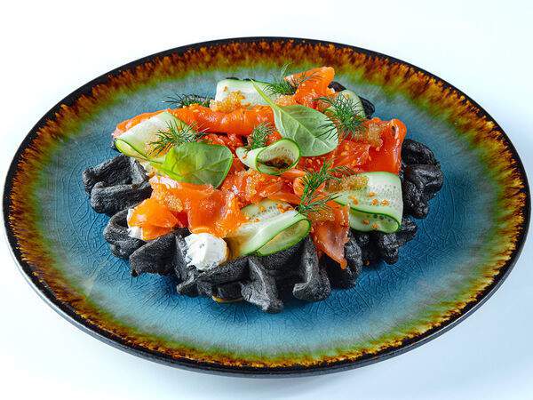 Udcкафе Upside Down Cake - Хрустящие вафли с лососем