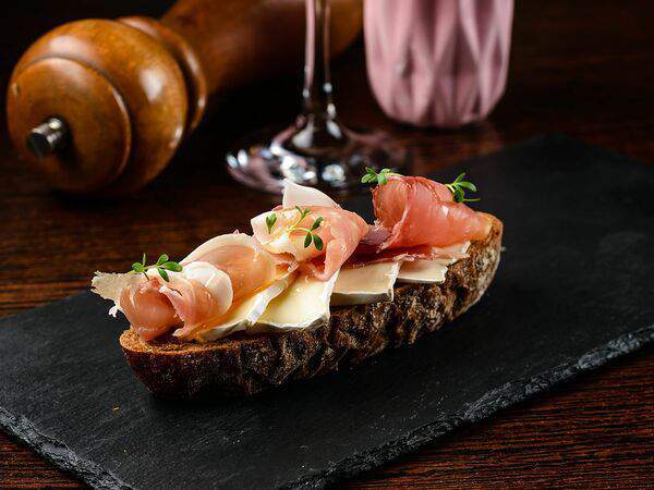 Перфетто - Брускетта с пармой и сыром бри