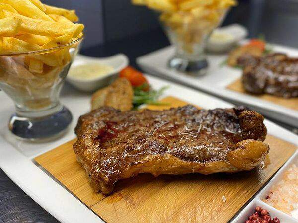 Чемодан - Стейк Стриплойн с салатом из рукколы и перечно-горчичным соусом