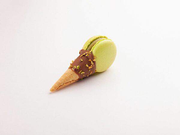 Magic Coffee - Макарон фисташка-малина с рожком