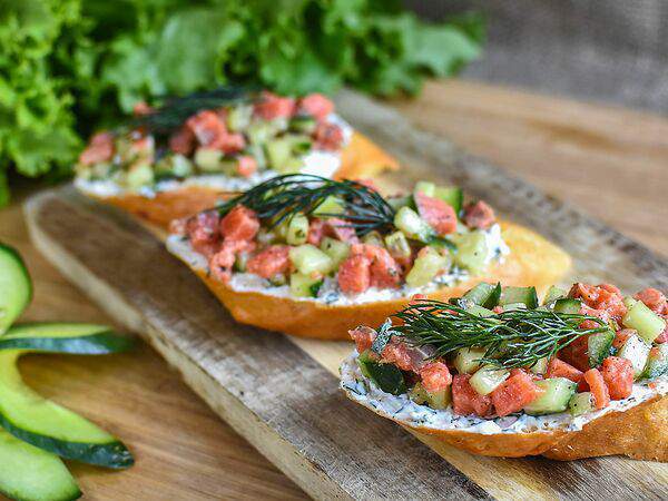 Лопатерия - Брускетта с помидорами и моцареллой