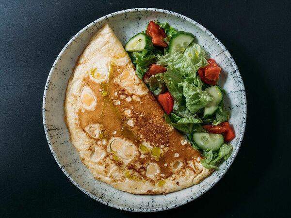 Прага - Омлет с тремя видами сыра и салатом