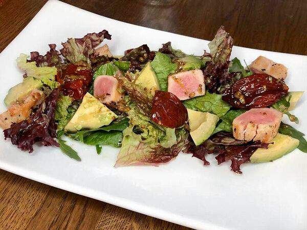 Учительская - Салат с авокадо, тунцом и вялеными томатами