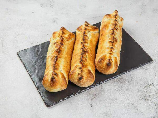 Винзавод - Мини-кальцоне с беконом и моцареллой