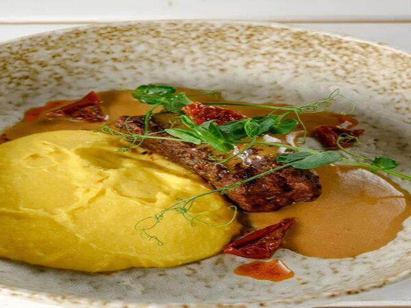 Лель - Говяжьи щечки с кукурузным пюре и вялеными томатами черри