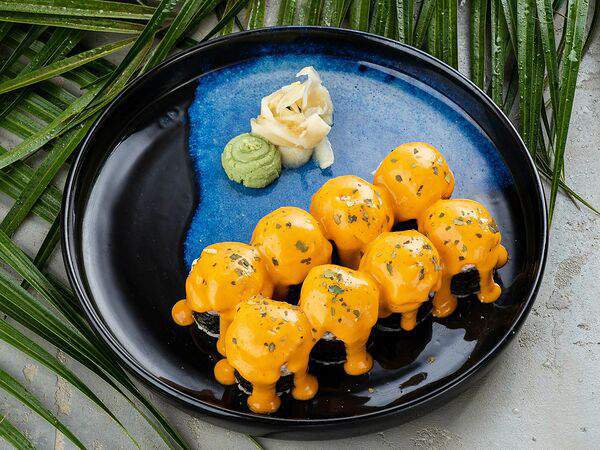 Yoki Cafe - Запеченный ролл с креветкой и соусом Том-ям