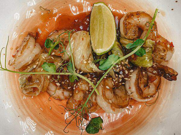 Квартира - Тигровые креветки с жареным салатом и свит чили