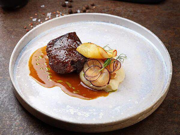 Fratelli - Мраморная говядина с пюре из топинабура и слайсом нектарина